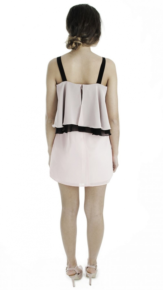 vestido corto de fiesta bicolor rosa palo y negro con volante invitada boda de arimoka